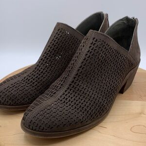 Vince Camuto Derinda Leather Block Heel Laser-Cut Bootie Heels Size 9M